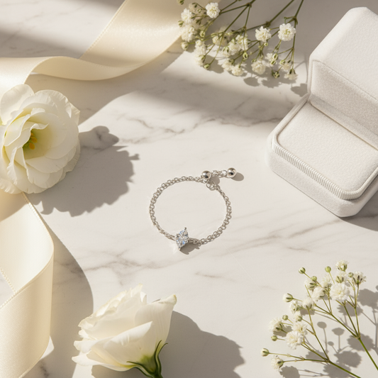 Elegant chain ring display scene